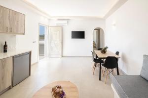 Kuchyň nebo kuchyňský kout v ubytování Windmillside Luxury Villas