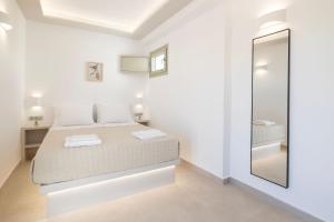Postel nebo postele na pokoji v ubytování Windmillside Luxury Villas