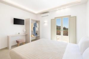 TV a/nebo společenská místnost v ubytování Windmillside Luxury Villas