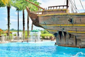 een zwembad met een piratenschip in een resort bij Cozy 2BR Condo Resort Spa with Pirate Pool in Kissimmee