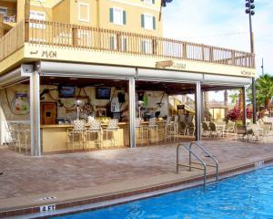 ein Resort mit einem Pool und einer Terrasse mit Stühlen in der Unterkunft Cozy 2BR Condo Resort Spa with Pirate Pool in Kissimmee
