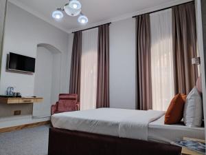 Rúm í herbergi á Pera Hotel Baku