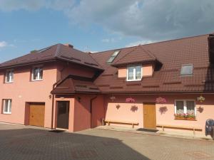 una casa grande con techo marrón en Pokoje Gościnne ADA, en Jeleniewo