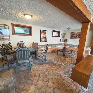 a living room with a table and chairs at Casa Hamilton casa entera in Cuenca