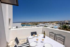 un tavolo e sedie su un balcone con vista di Zanneta's House a Naoussa