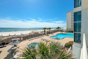 Blick auf den Strand vom Balkon eines Resorts in der Unterkunft Palacio Unit 101 in Pensacola