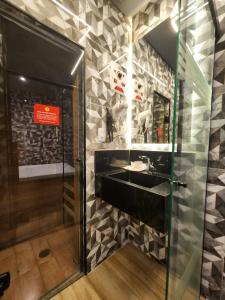 a bathroom with a black sink and a mirror at Motel Só Love 3 in Sao Paulo
