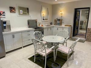 kuchnia ze stołem i krzesłami w kuchni w obiekcie منتجع ريف خزيمة - الياسمين w Medynie