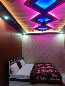 een kamer met een bed en een plafond met verlichting bij Shri Ayodhya residency 10 mint walking from Shri Ram janmabhoomi ayodhya in Ayodhya