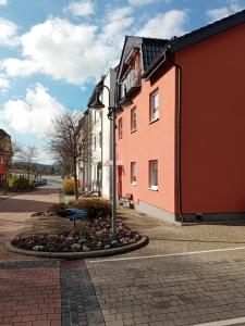 um edifício com uma luz de rua em frente em Haus Hinzberg em Oberhof