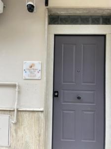 una puerta a una casa con una puerta azul en Terra Sole Monica Camera Sole, en Pontecorvo