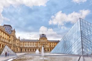 uma vista para o Museu Louvre e um edifício de vidro em Paris 16 Studio cosy Tour Eiffel Auteuil em Paris