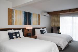 Postel nebo postele na pokoji v ubytování Qualicum Beach Inn