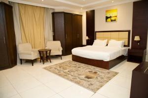 ein Hotelzimmer mit einem Bett, einem Tisch und Stühlen in der Unterkunft فندق أصداء الراحة Asdaa Alraha Hotel in Dschidda