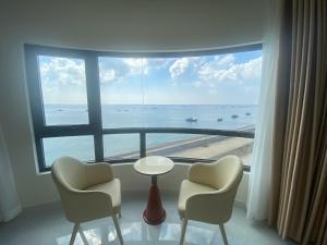 a room with a large window with a view of the ocean at Island Sunset Hotel - Đảo Phú Quý in Cu Lao Thu