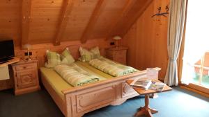 ein Schlafzimmer mit einem großen Bett in einem Zimmer in der Unterkunft Gästehaus Maria Brinkhus in Schonach