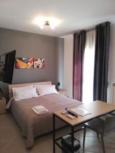 a bedroom with a bed and a table with at Passione mare in Trapani