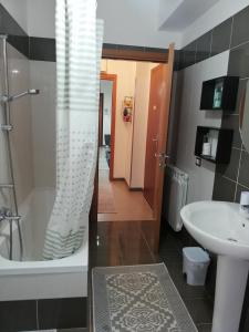 een badkamer met een bad en een wastafel bij Passione mare in Trapani