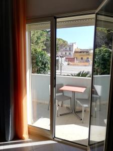 szklanymi drzwiami ze stołem na balkonie w obiekcie Passione mare w Trapani