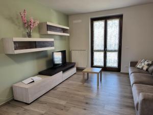 a living room with a couch and a tv at Casa di Sabrina in Fabro