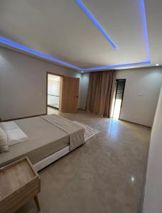 una grande camera con un letto e una luce blu di Marrakech LUXURY VILLA a Marrakech