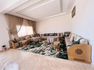 un soggiorno con divano e tappeto di Marrakech LUXURY VILLA a Marrakech