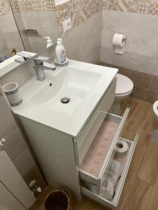 een badkamer met een witte wastafel en een toilet bij Dreaming Perugia in Perugia