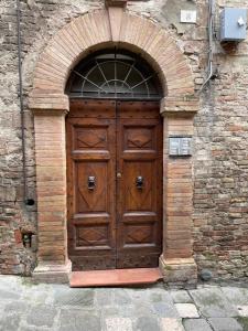 een grote houten deur in een bakstenen gebouw bij Dreaming Perugia in Perugia