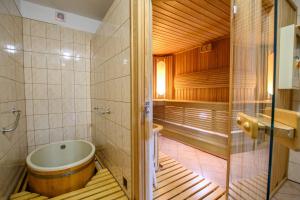 ein Badezimmer mit einem WC und einer Badewanne. in der Unterkunft Willa Kubik in Zakopane