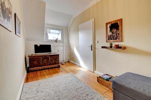 Et tv og/eller underholdning på Mittendrin - Apartment mit 2 Balkonen sehr zentral