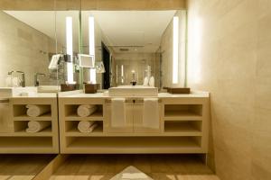 baño con lavabo y espejo grande en Al Anoud Tower Residence en Riad