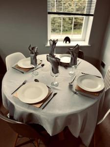 Lakeland Living - Devenish Manor في إنيسكيلين: طاولة عليها صحون ومناديل