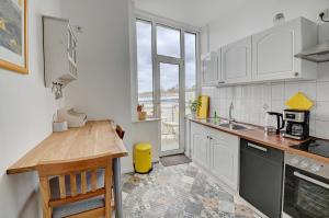 Køkken eller tekøkken på Mittendrin - Apartment mit 2 Balkonen sehr zentral