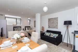 ein Wohnzimmer und ein Esszimmer mit einem Esstisch in der Unterkunft Flat 5- Cozy Studio Flat in The Heart of Crawley in Crawley