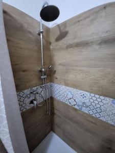 モンレアーレにあるA casa di Meryのバスルーム(ガラスドア付きのシャワー付)