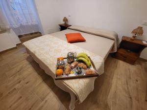 モンレアーレにあるA casa di Meryのベッドの上に座った食料品のトレイ