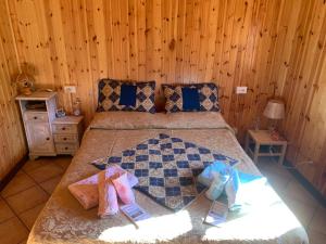 1 dormitorio con 1 cama en una habitación de madera en Rifugio SHIVA, en Petralia Soprana