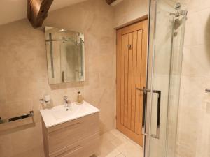 ein Badezimmer mit Waschbecken und Dusche in der Unterkunft Keepers Cottage in Ulverston + 40 Fotos