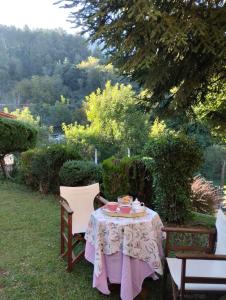 einen Tisch mit einem Teller Essen darüber in der Unterkunft Fanaras Hotel in Kalavryta