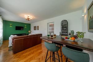 un soggiorno con divano e tavolo di Villa Croatia Trogir, Center, 4 rooms, parking, jacuzzi, free beach and pool 15 min a Trogir