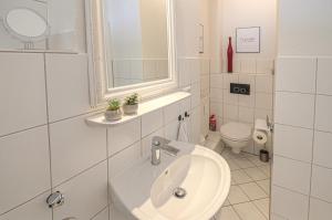 Et badeværelse på Mittendrin - Apartment mit 2 Balkonen sehr zentral + 10 billeder