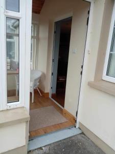otwarte drzwi domu z drzwiami w obiekcie Atlantic View w mieście Doonbeg
