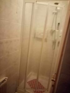 een douche met een glazen deur in de badkamer bij Atlantic View in Doonbeg
