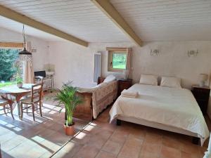 Ένα ή περισσότερα κρεβάτια σε δωμάτιο στο Ferme du Soleillal & Sauna- Adult Only +50 φωτογραφίες