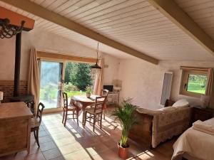 Χώρος καθιστικού στο Ferme du Soleillal & Sauna- Adult Only