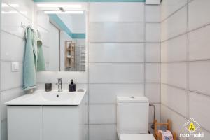 biała łazienka z toaletą i umywalką w obiekcie roomaki -tasteful studio in the center w/ parking w Chalkidzie