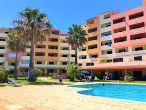een hotel met een zwembad voor een gebouw bij Caporizon-Piscine-Hyper Centre-Albufeira-Vue Panoramique Mer-4 personnes in Albufeira