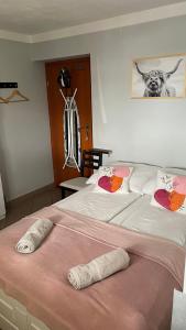 Posteľ alebo postele v izbe v ubytovaní Kaszuby, agroturystyka z alpakami- pokój z łazienką