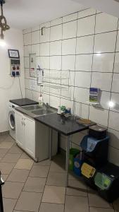 Kuchyňa alebo kuchynka v ubytovaní Kaszuby, agroturystyka z alpakami- pokój z łazienką