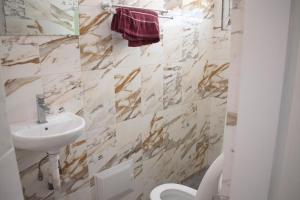 黑角Studio Style Moderne的带水槽和马桶的浴室